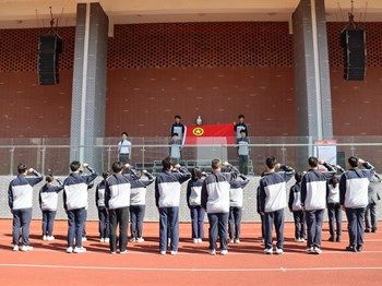 团徽闪耀，青春启航——开大附中举行升旗仪式暨2025年第一批新团员入团仪式